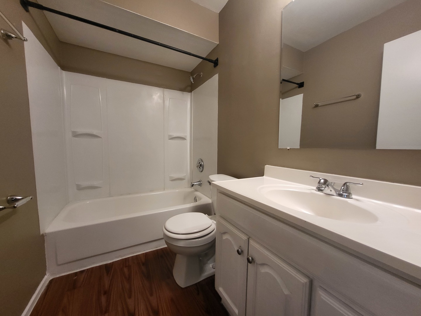 200 Rodenburg Road Roselle, IL 60172 - Photo 9 of 15 a bathroom with a sink a toilet and bathtub