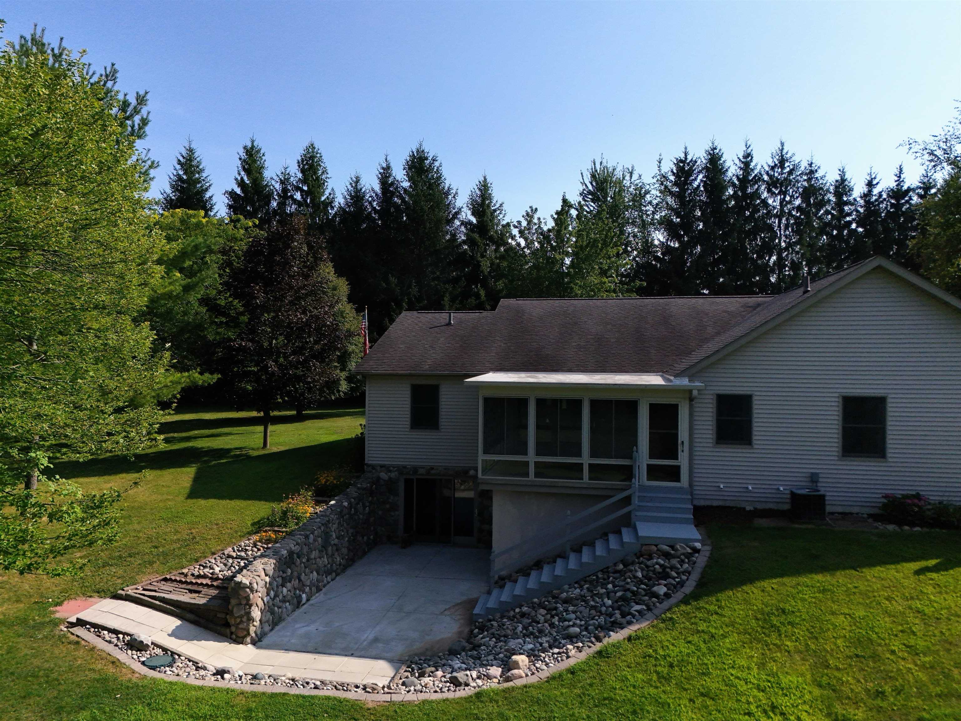 1225 South 8 Mile Road Kawkawlin, MI 48631 - Photo 3 of 57