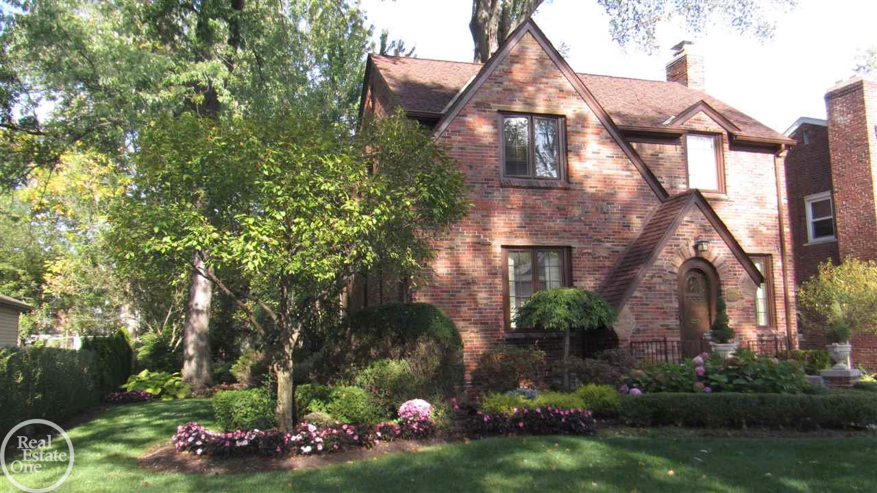 1712 Broadstone Road Grosse Pointe, MI 48236 - Photo 32 of 34 Sprinklers and Lighting