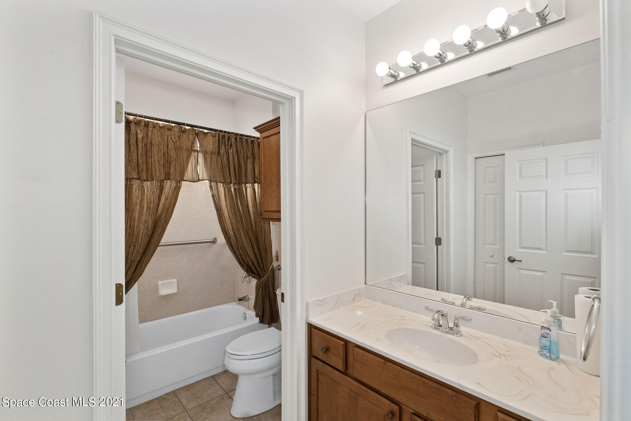 3748 Turtle Mound Road Melbourne, FL 32934 - Photo 20 of 68 a bathroom with a sink a toilet and shower