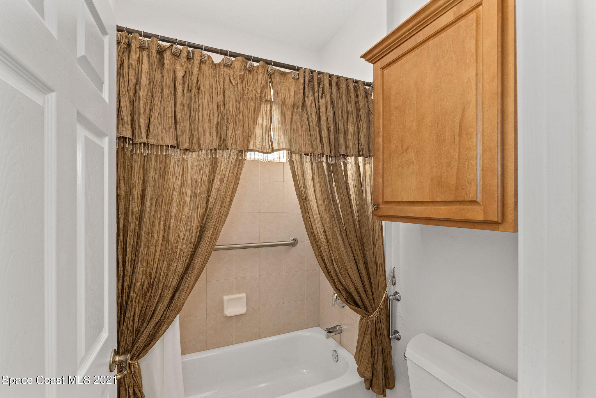 3748 Turtle Mound Road Melbourne, FL 32934 - Photo 21 of 68 a bathroom with a shower and a tub