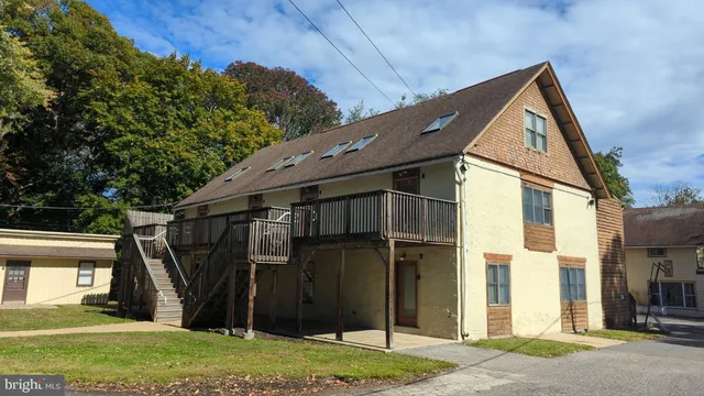 a view of a front of house with a yard