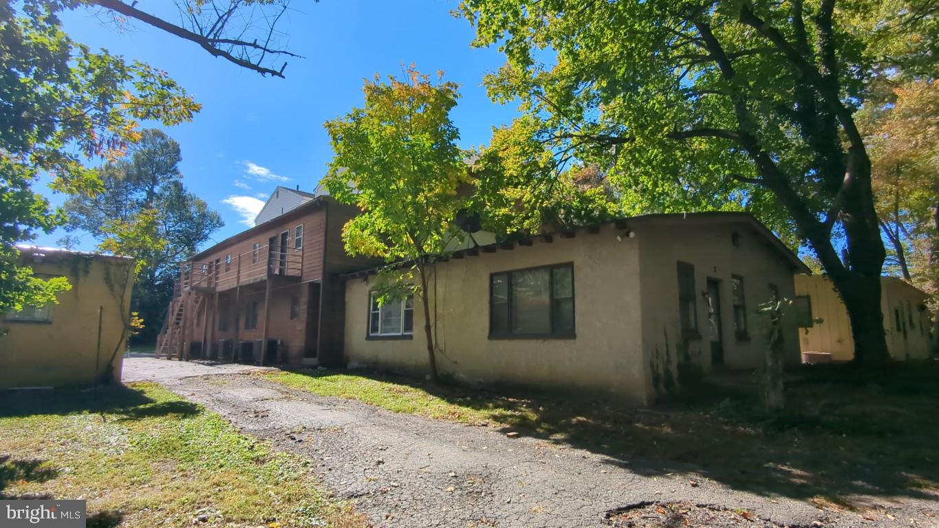 900 Main Street Brookhaven, PA 19015 - Photo 27 of 42 a backyard of a house