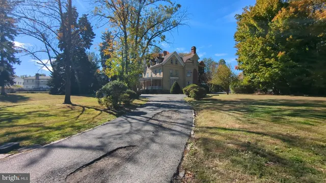 a view of a yard with a house