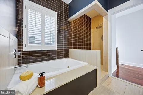 a view of livingroom with furniture