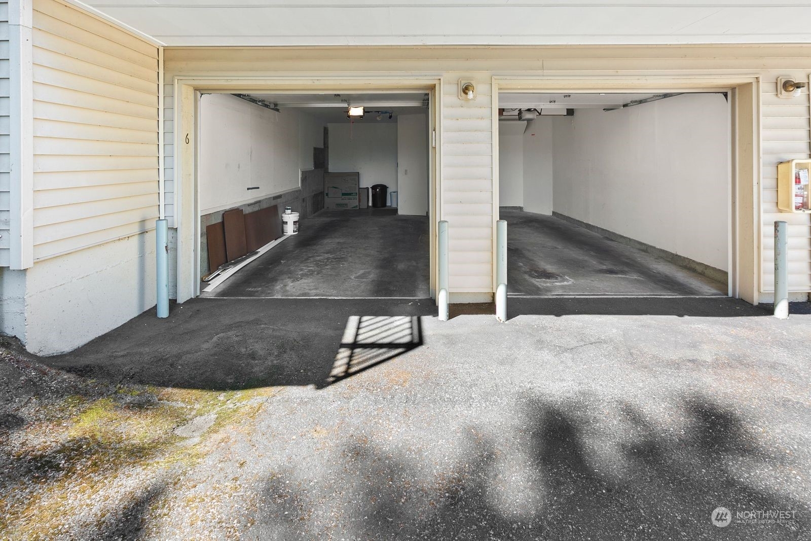 8512 242nd Street Southwest, Unit 4 Edmonds, WA 98026 - Photo 23 of 24 a view of a hallway with a chandelier
