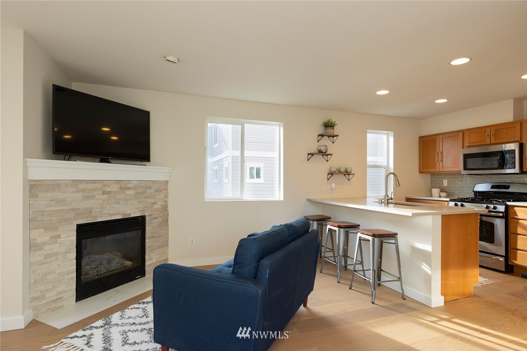 10138 Holman Road Northwest, Unit A Seattle, WA 98133 - Photo 3 of 19