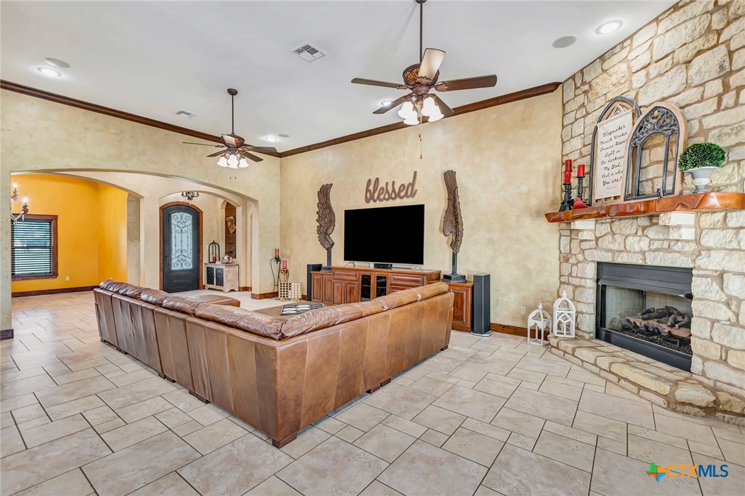 121 Spring Ridge Drive Victoria, TX 77904 - Photo 7 of 48 Main Living Room