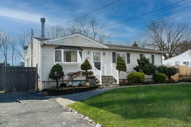 $619,900 | 250 Spur Drive South, Bay Shore, NY 11706