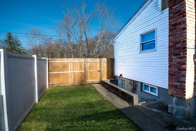 $619,900 | 250 Spur Drive South, Bay Shore, NY 11706