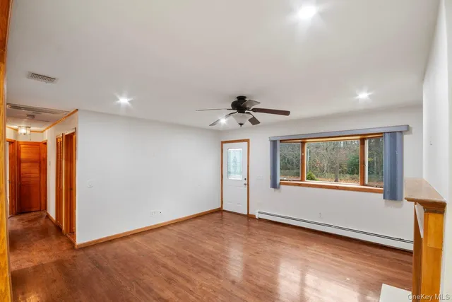 $619,900 | 250 Spur Drive South, Bay Shore, NY 11706