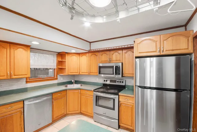 $619,900 | 250 Spur Drive South, Bay Shore, NY 11706