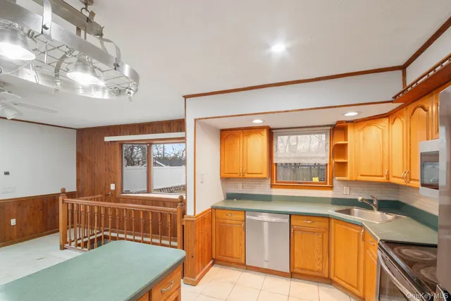 $619,900 | 250 Spur Drive South, Bay Shore, NY 11706