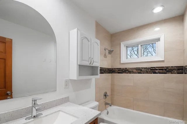 $619,900 | 250 Spur Drive South, Bay Shore, NY 11706