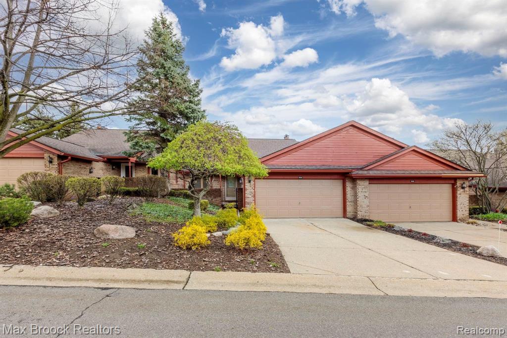 944 Green View Court Rochester Hills, MI 48307 - Photo 2 of 36