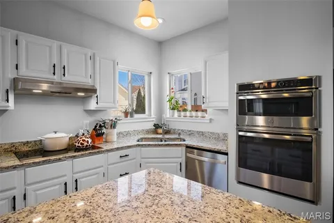 $599,000 | 810 Wellesley Pl Drive, Chesterfield, MO 63017