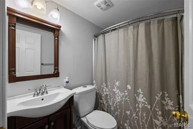 $599,000 | 810 Wellesley Pl Drive, Chesterfield, MO 63017