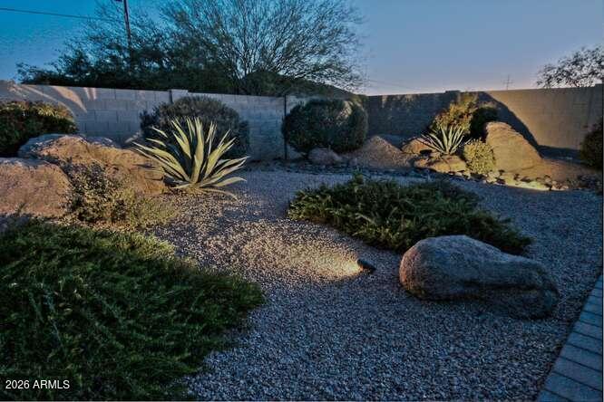 1614 West Maddock Road Phoenix, AZ 85086 - Photo 38 of 88 076-040-Light Accents-666x444