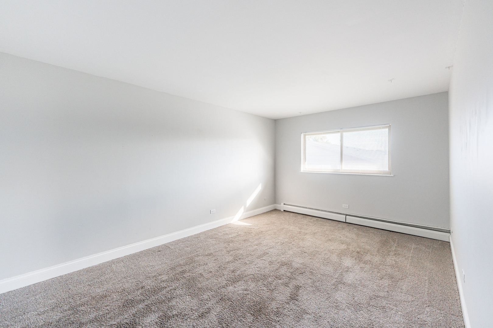 680 Marilyn Avenue, Unit 6206 Glendale Heights, IL 60139 - Photo 13 of 18 an empty room with a window