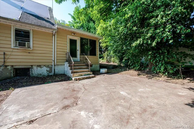 a view of backyard of house