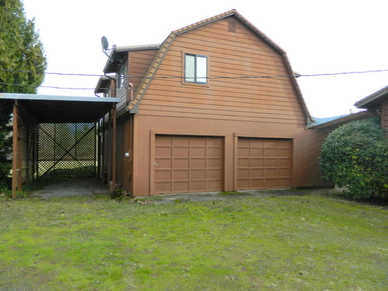 5208 Fish Hatchery Road Grants Pass, OR 97527 - Photo 39 of 44 Carport & Garage