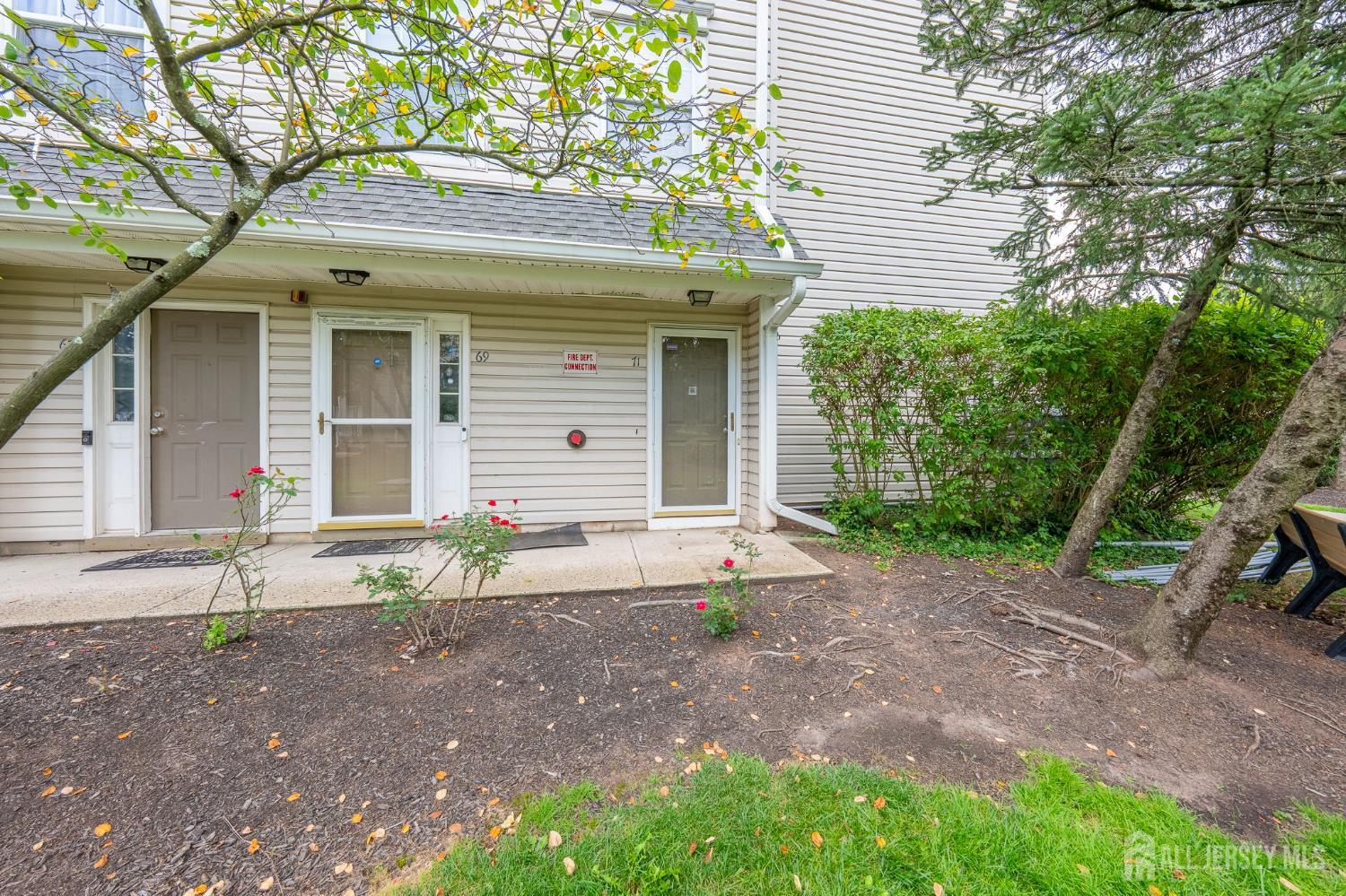 71 Inverness Drive Edison, NJ 08820 - Photo 3 of 14 Gallery Image 3