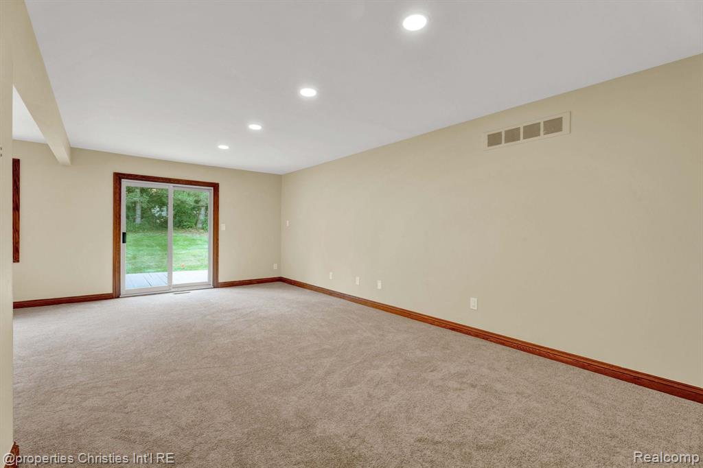 2411 Rochelle Park Drive Rochester Hills, MI 48309 - Photo 7 of 41