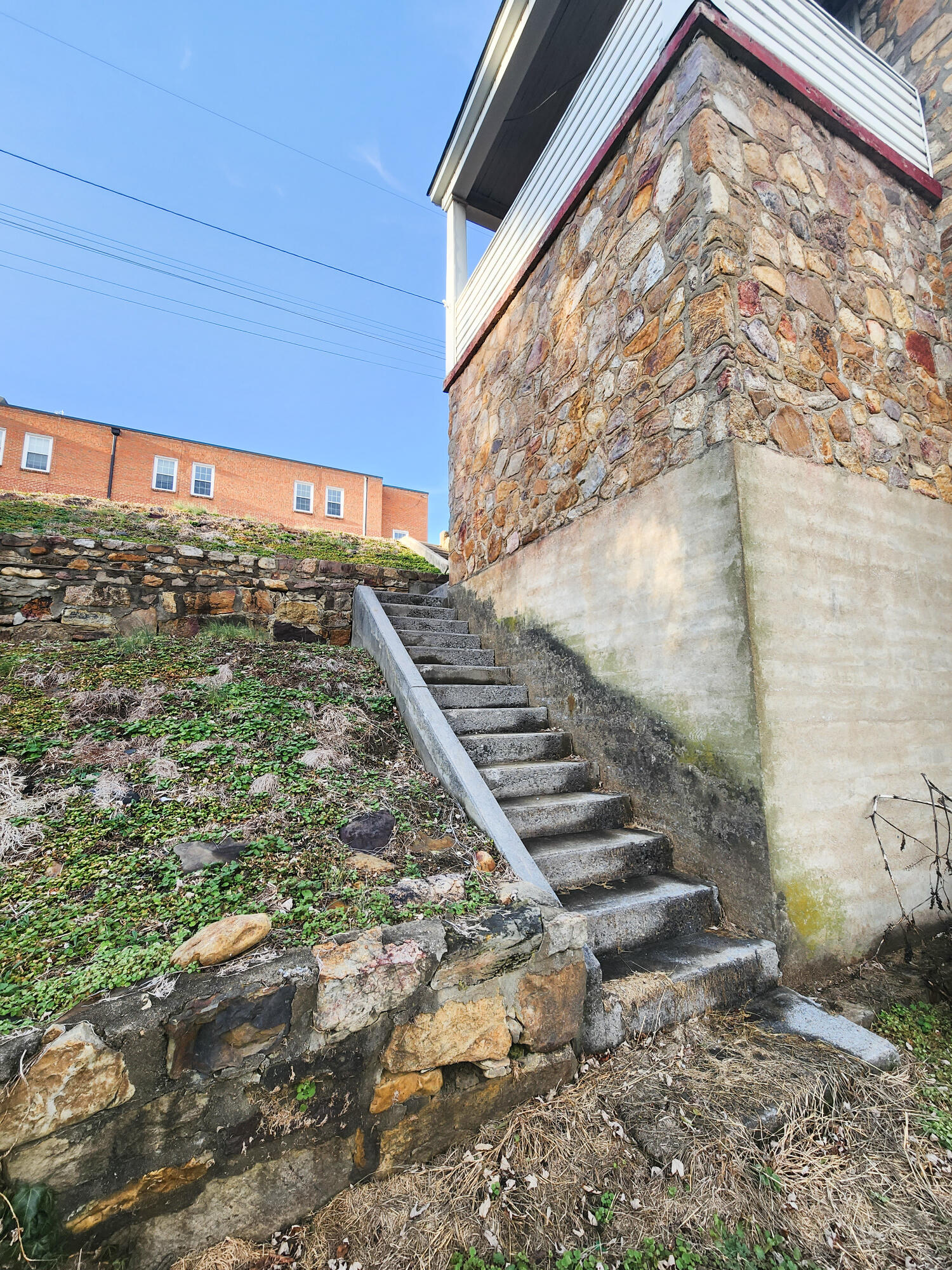 115 Rosedale Avenue Covington, VA 24426 - Photo 3 of 35 20230104_154850