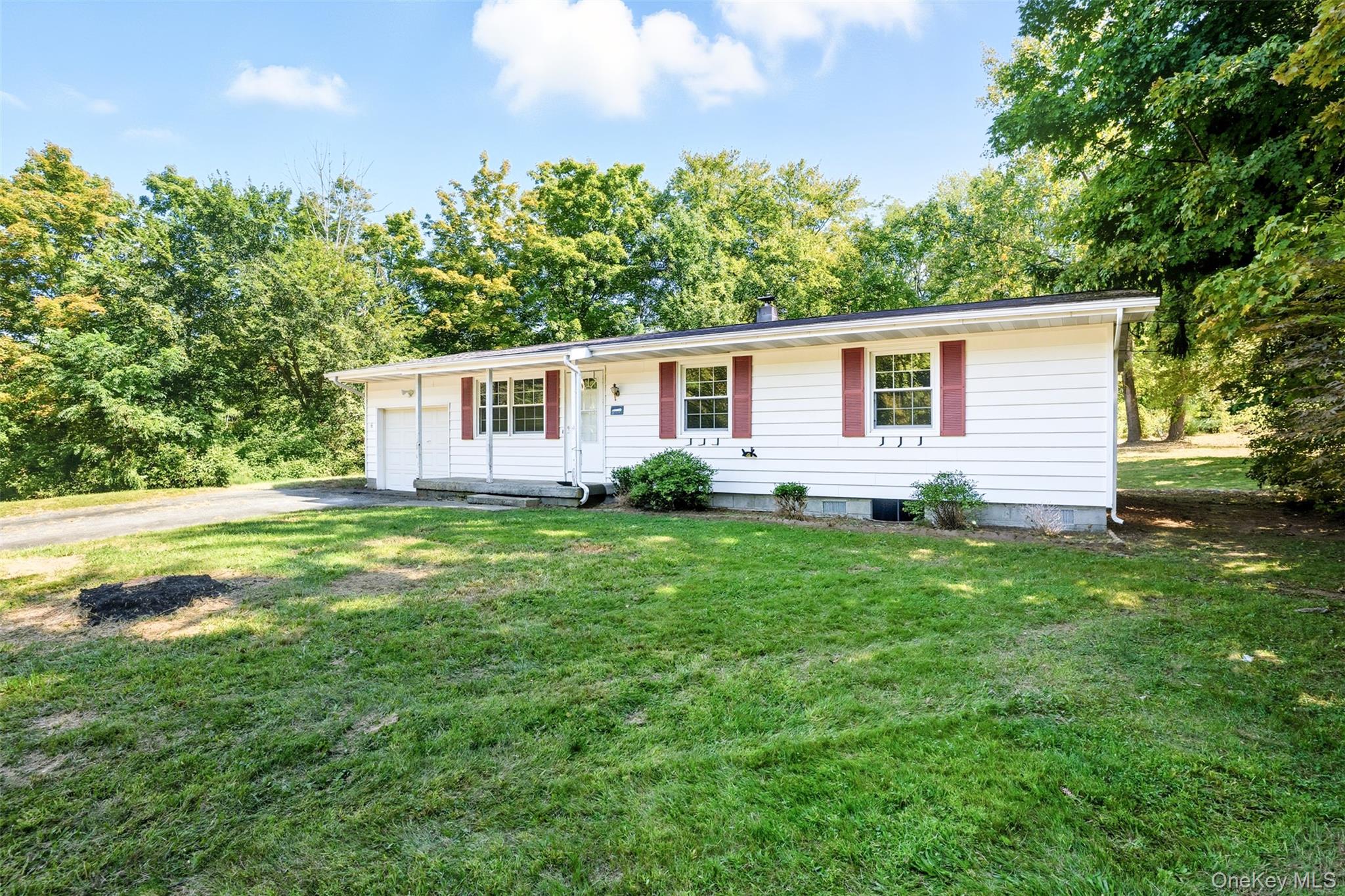 a view of a house with backyard and garden