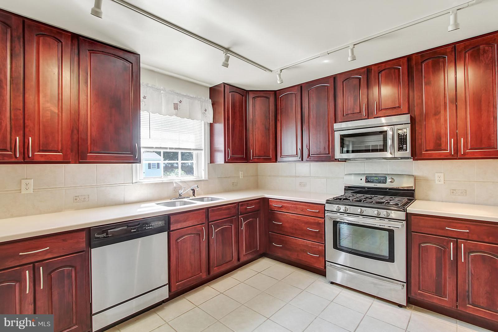 7846 North Cove Road Baltimore, MD 21219 - Photo 12 of 30 Kitchen