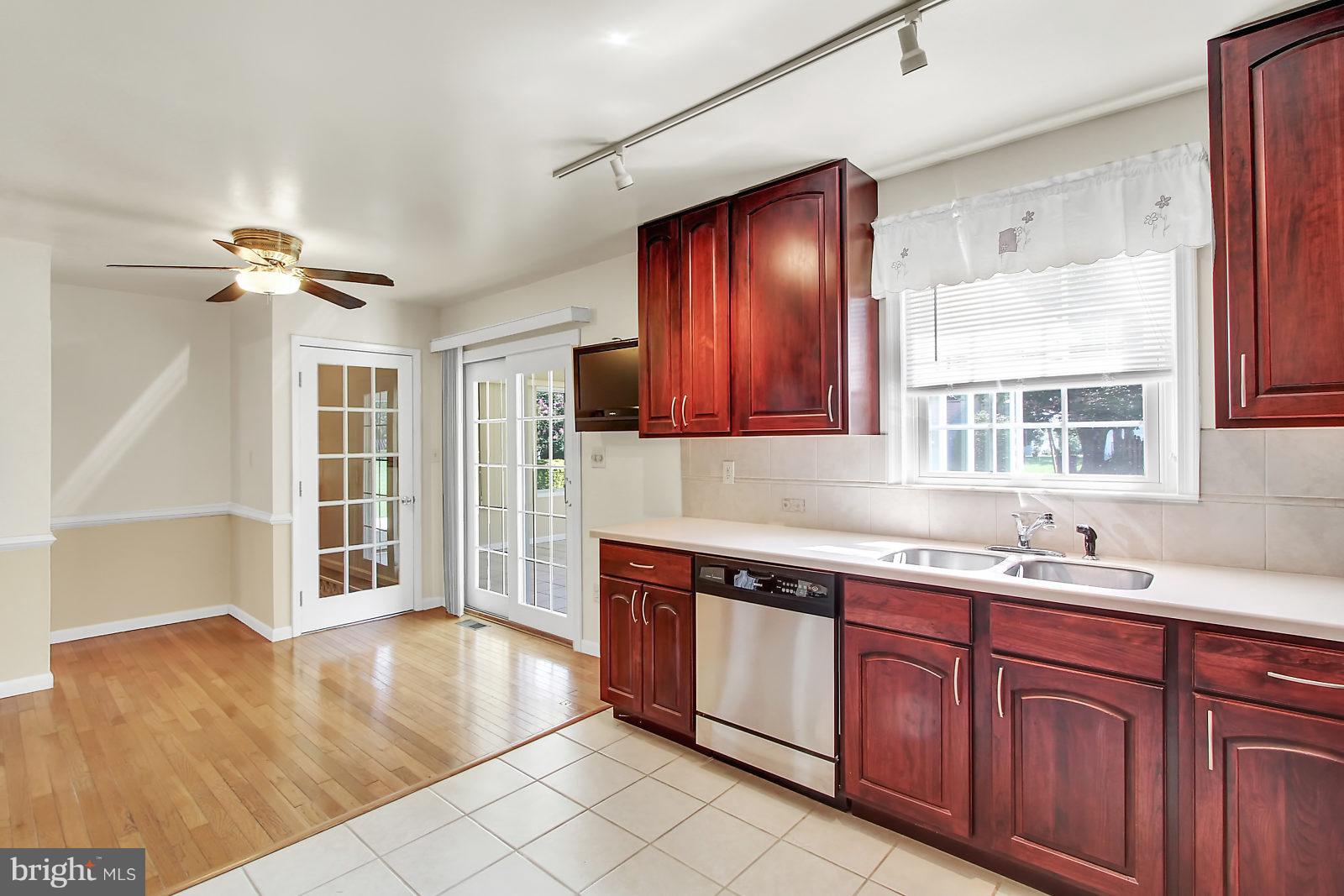 7846 North Cove Road Baltimore, MD 21219 - Photo 13 of 30 Kitchen with Walkout to Sunroom