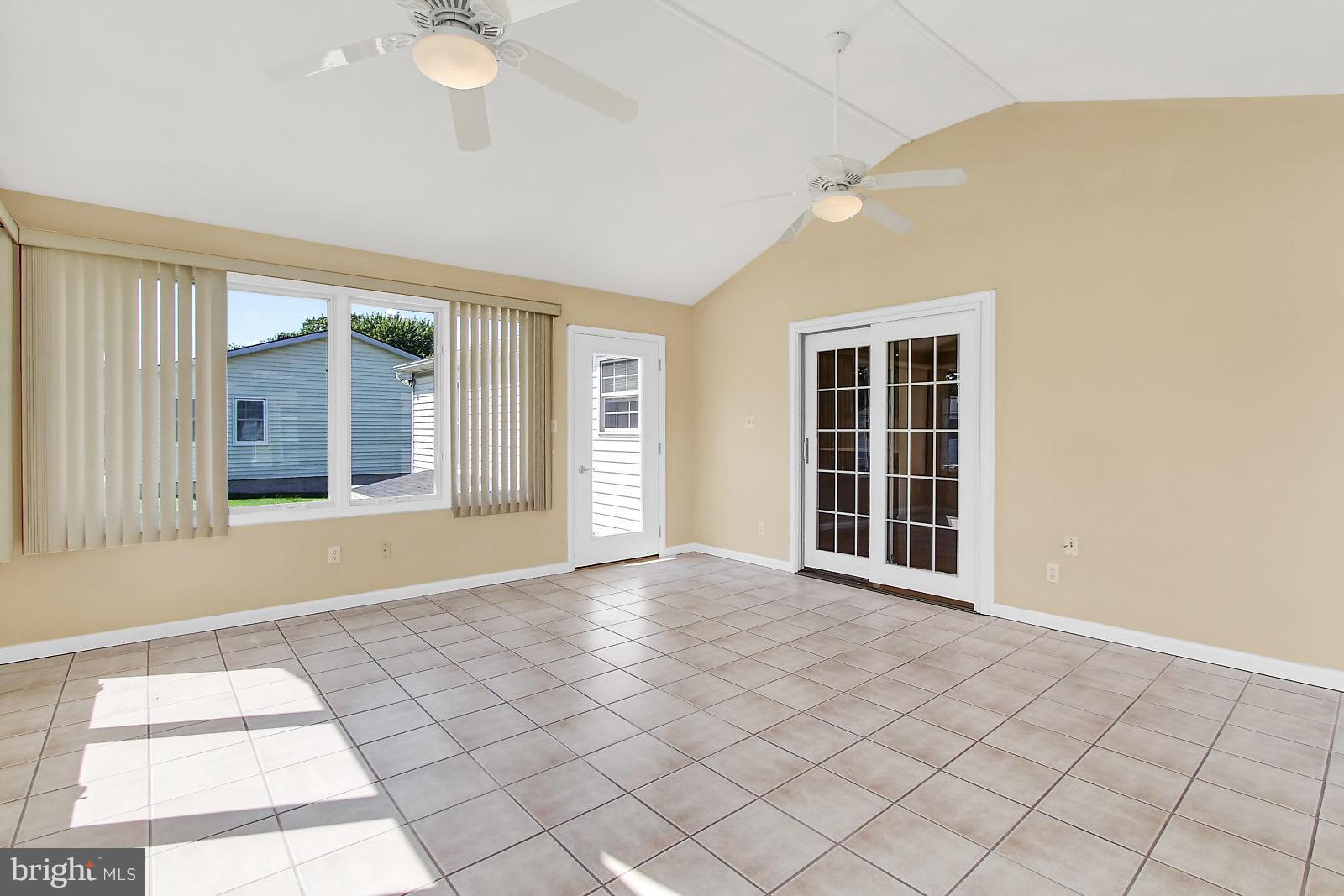 7846 North Cove Road Baltimore, MD 21219 - Photo 15 of 30 Sunroom