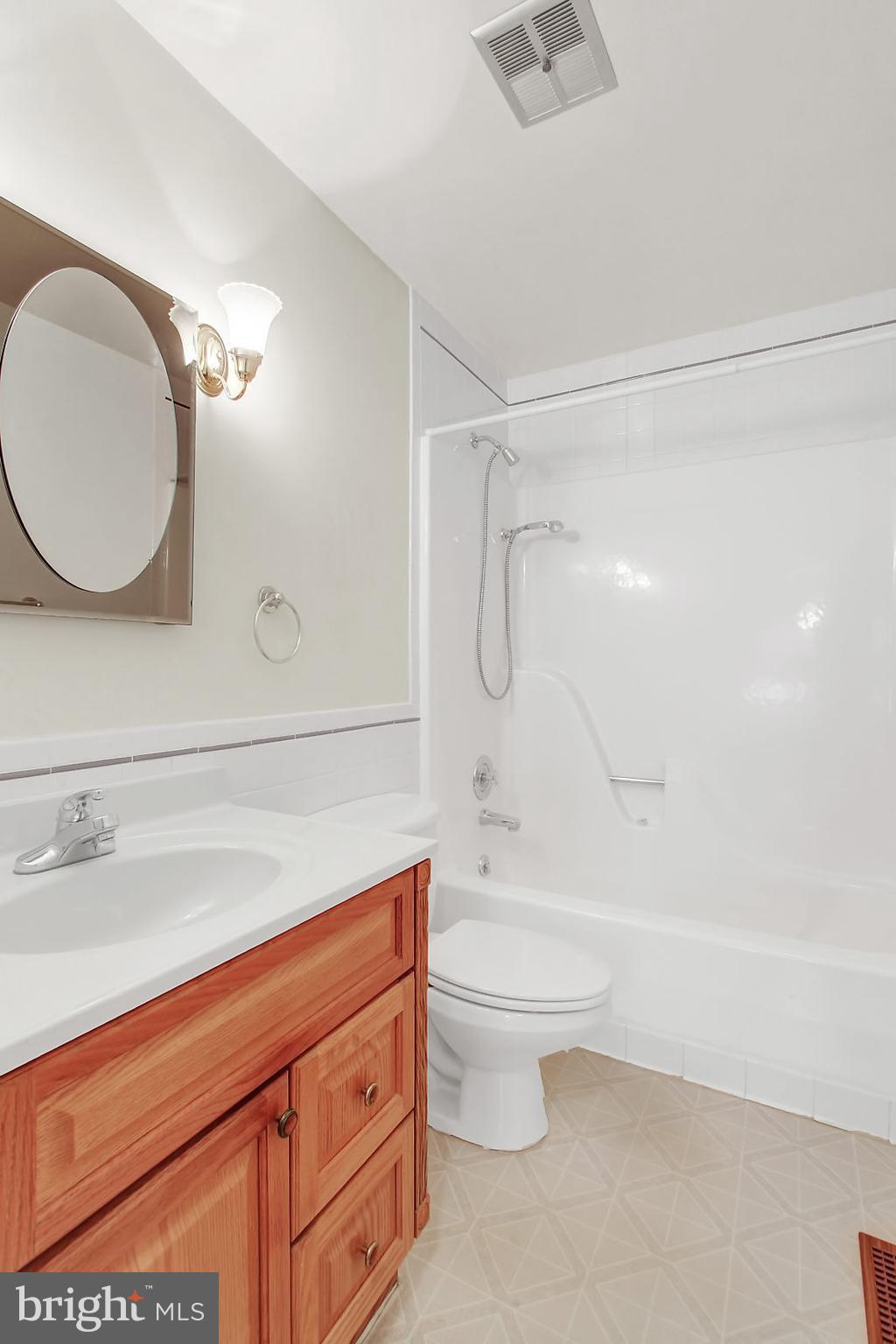 7846 North Cove Road Baltimore, MD 21219 - Photo 22 of 30 Main Level Hall Bath