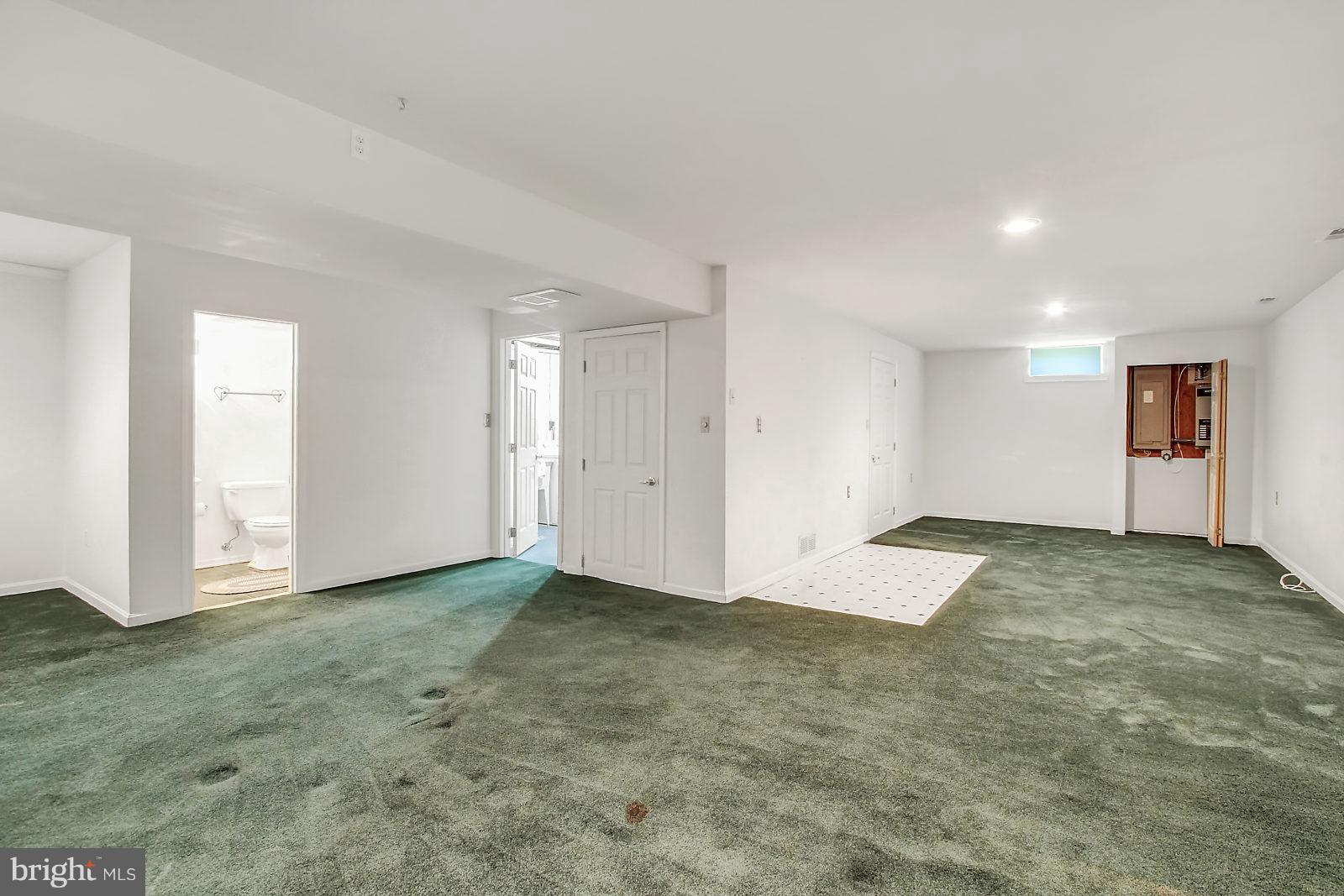 7846 North Cove Road Baltimore, MD 21219 - Photo 24 of 30 Family Room