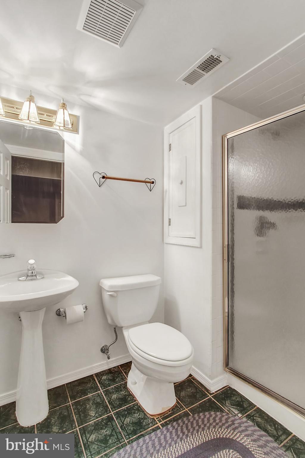 7846 North Cove Road Baltimore, MD 21219 - Photo 26 of 30 Lower Level Full Bath off of Family Room