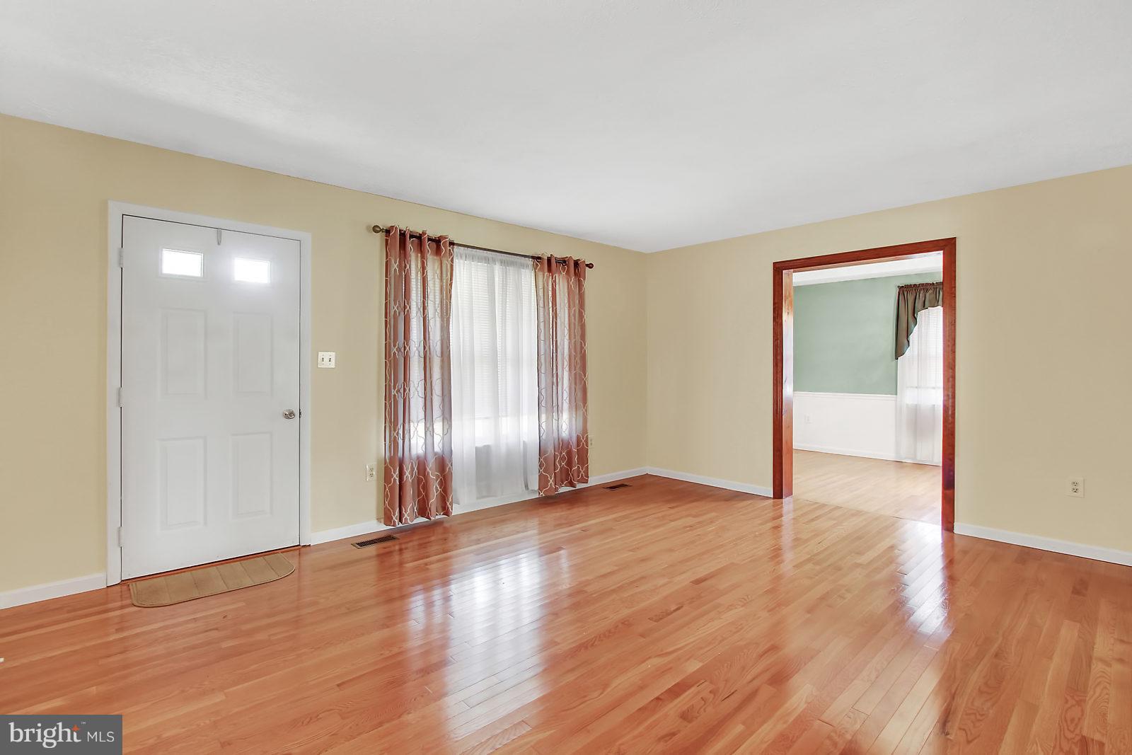 7846 North Cove Road Baltimore, MD 21219 - Photo 4 of 30 Living Room