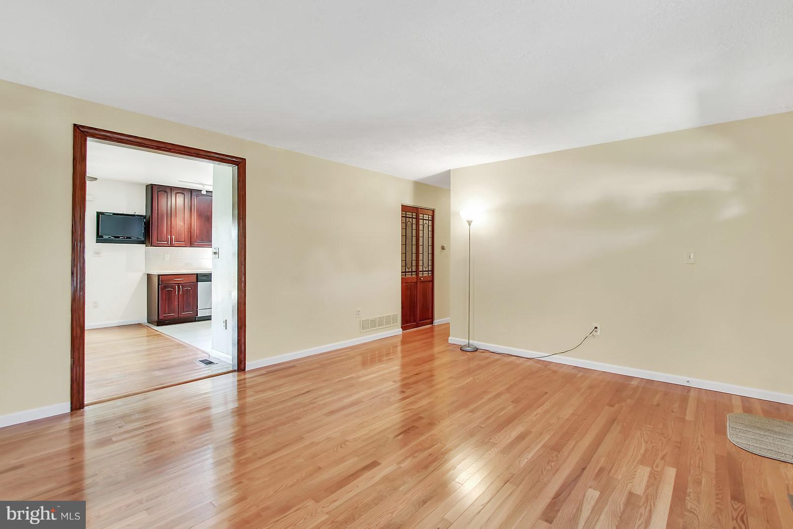 7846 North Cove Road Baltimore, MD 21219 - Photo 5 of 30 Living Room