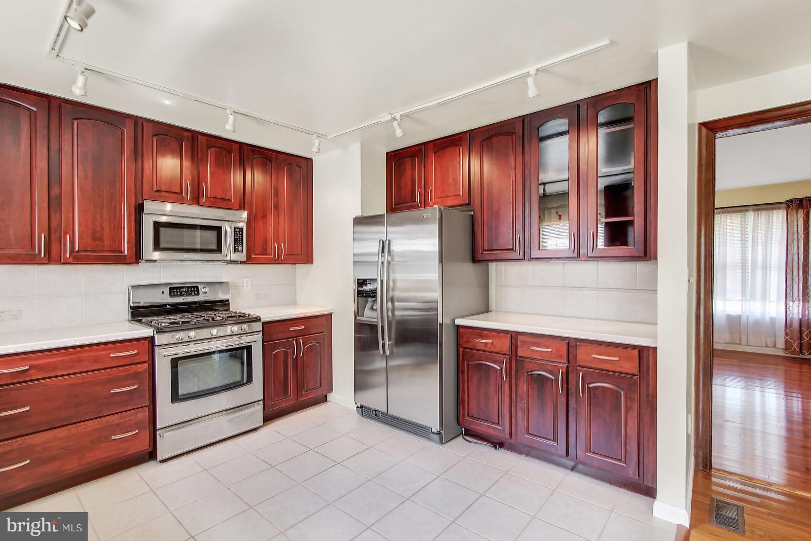 7846 North Cove Road Baltimore, MD 21219 - Photo 10 of 30 Updated Kitchen with S/S Appliances