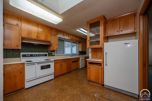 $200,000 | 2865 Southwest MacVicar Avenue, Topeka, KS 66611