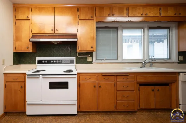 $200,000 | 2865 Southwest MacVicar Avenue, Topeka, KS 66611