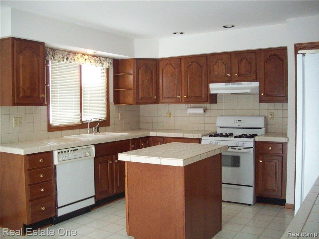 5964 Donaldson Road Troy, MI 48085 - Photo 5 of 18 kitchen 2