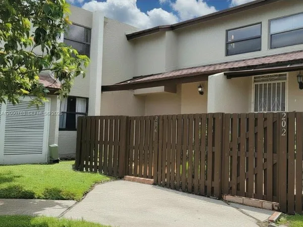 $2,550 | 9970 Northwest 9th St Circle, Unit 204, Miami, FL 33172