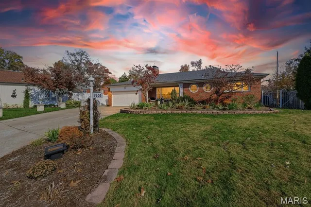 $575,000 | 5904 Crane Circle, St. Louis, MO 63109