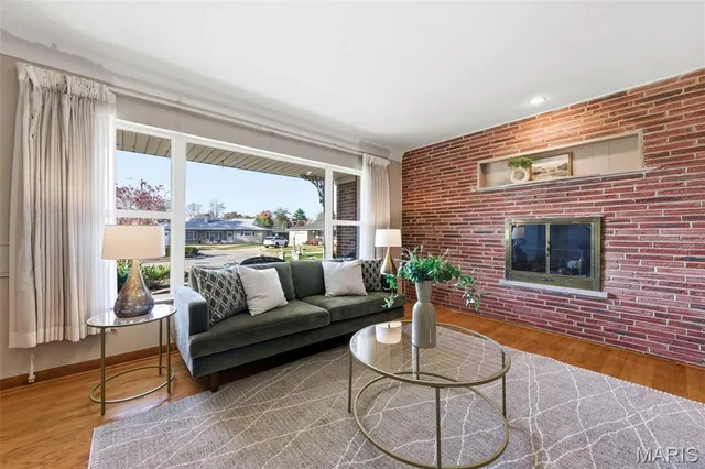 $575,000 | 5904 Crane Circle, St. Louis, MO 63109