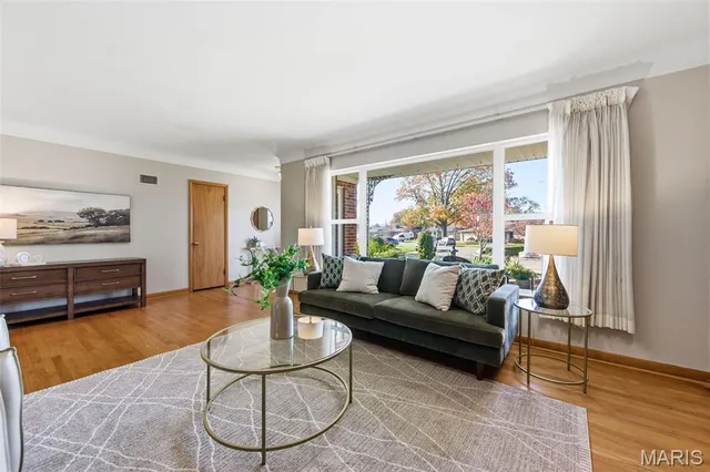 $575,000 | 5904 Crane Circle, St. Louis, MO 63109