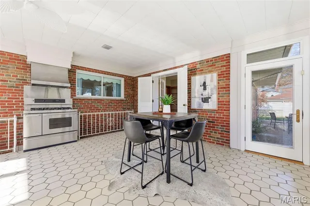 $575,000 | 5904 Crane Circle, St. Louis, MO 63109