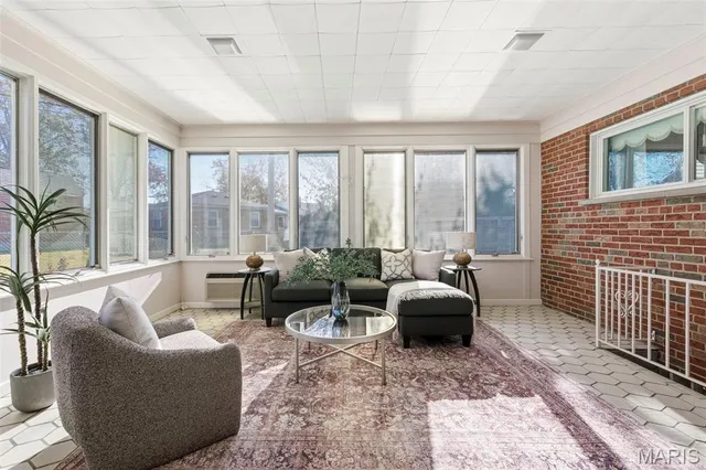 $575,000 | 5904 Crane Circle, St. Louis, MO 63109