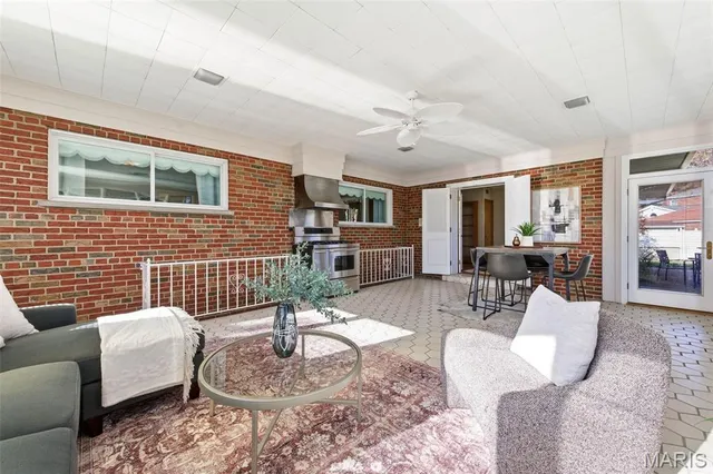 $575,000 | 5904 Crane Circle, St. Louis, MO 63109