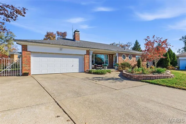 $575,000 | 5904 Crane Circle, St. Louis, MO 63109