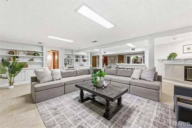 $575,000 | 5904 Crane Circle, St. Louis, MO 63109